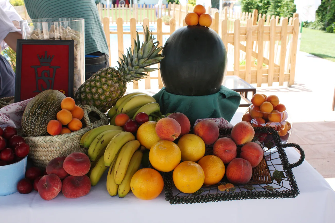Detalle de fruta y decoración de mesa en una celebración del Hotel Saga