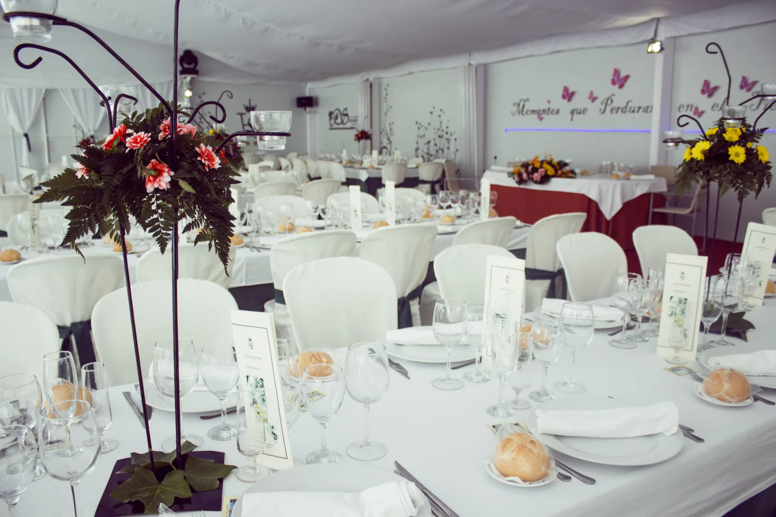 Banquete de boda montado en la carpa del Hotel Saga