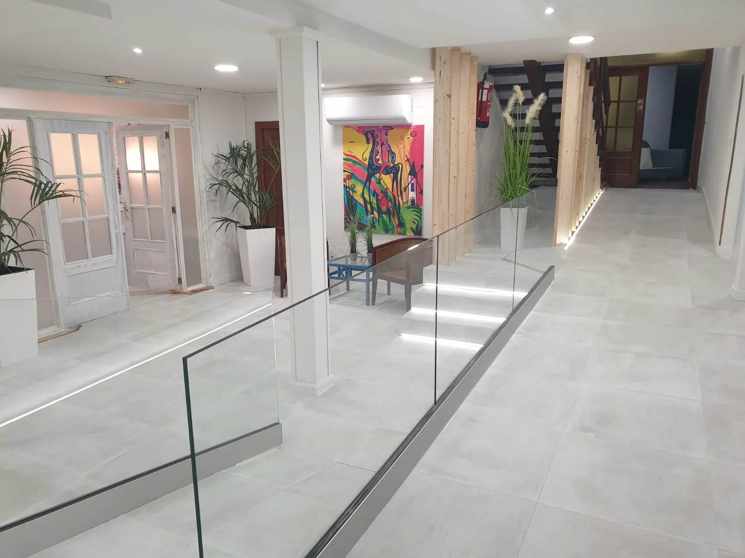 Hall del hotel con cuadro del Quijote