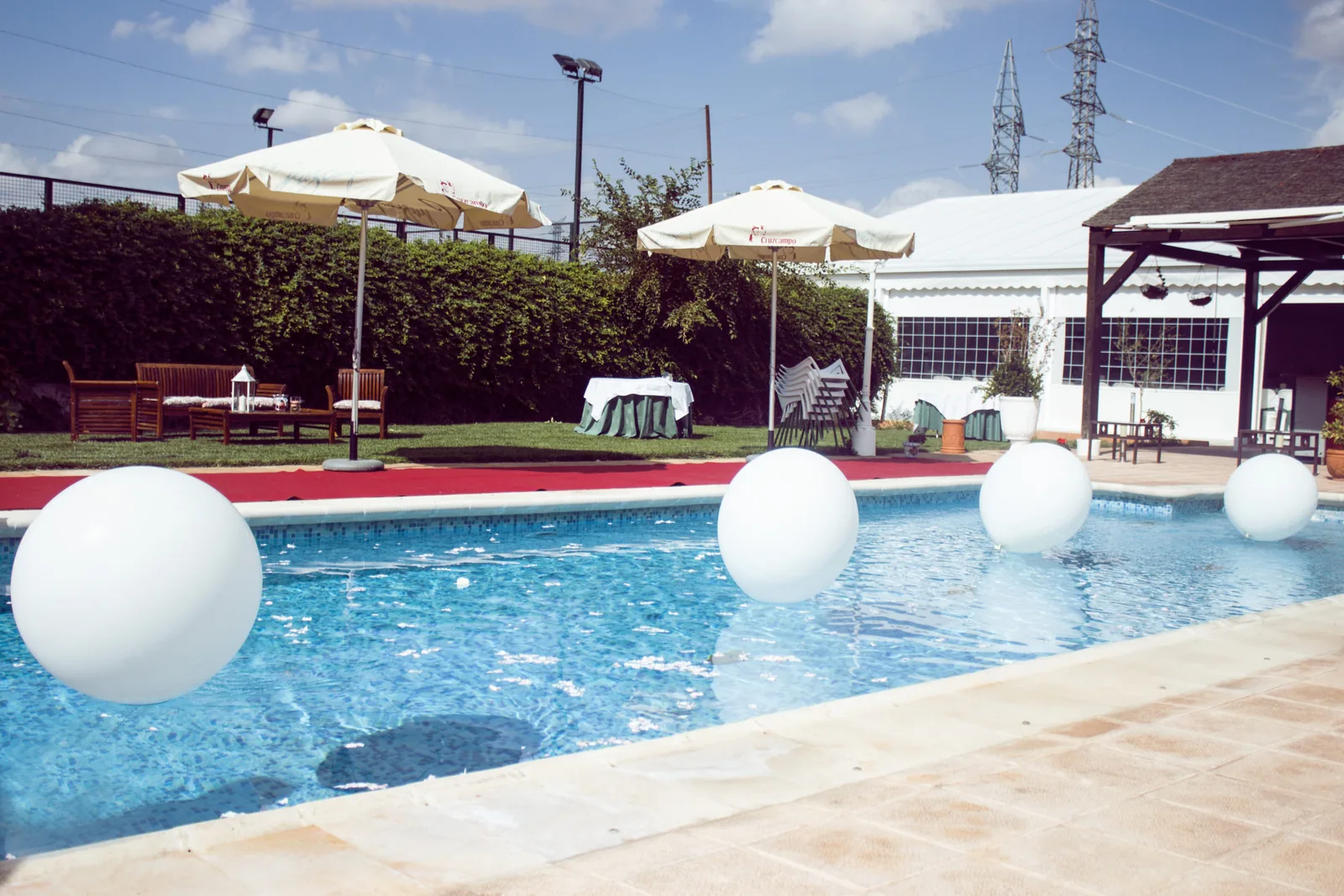 Piscina del Hotel Saga decorada para un evento